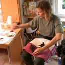 Frau Malone beim Füttern eines jungen Mauerseglers