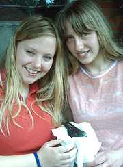 Saskia und Jasmin kümmern sich um ein junges Seglerküken